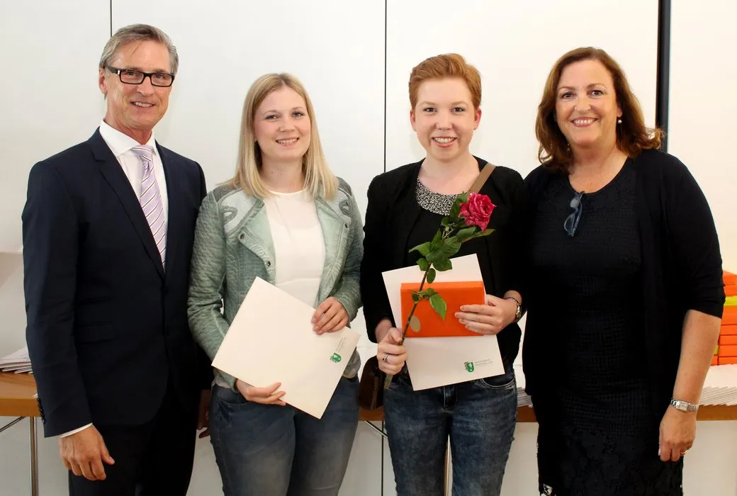 Bei der Bestenehrung (v. l.): Dr. Hans-Peter Peters, Beauftragter der Ärztekammer Westfalen-Lippe für die Ausbildung Medizinischer Fachangestellter, Tanja Wesker, Praxisleiterin, Isabel Gesing aus Graes, Dr. Barbara Blaszkiewicz, stellvertretende Vorsitzende des Arbeitskreises Medizinische Assistenzberufe der Ärztekammer Westfalen Lippe.