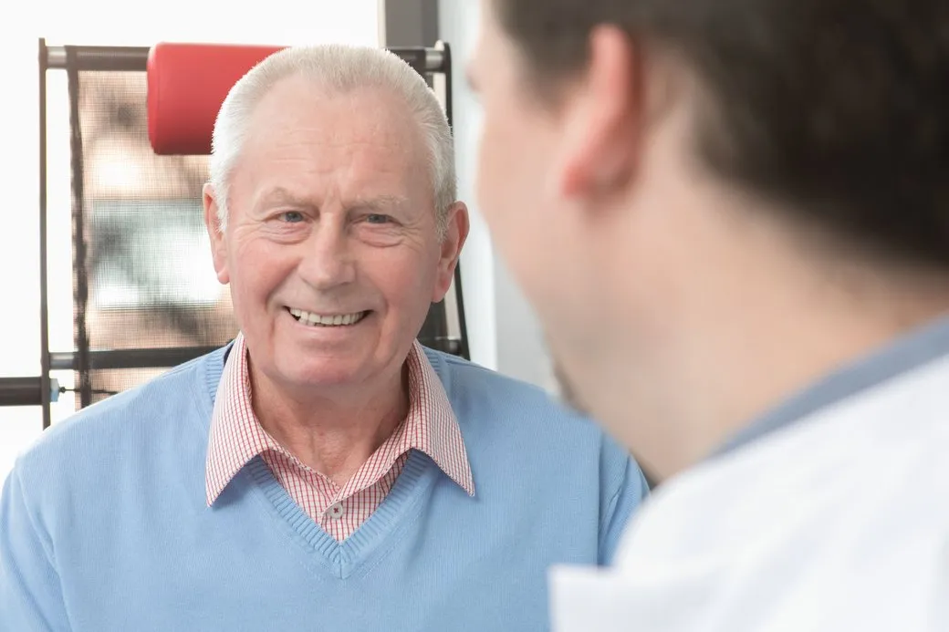 dr. med (univ.Bud). Matthias Gerl mit einem Patient